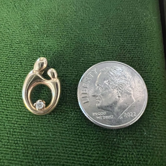💐Solid 14k Mother & child pendant  - gorgeous! - Picture 4 of 6